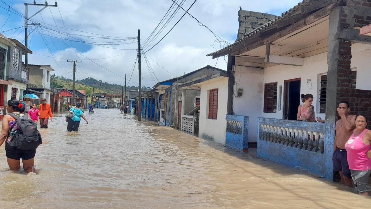 Vecinos de Baracoa durante las inundaciones del martes.