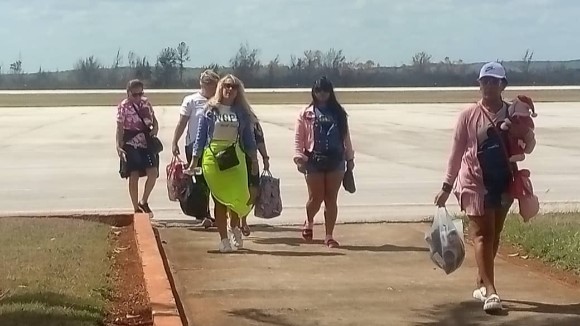 Cubanos a su llegada a la Isla desde Haití.