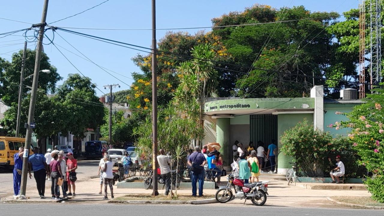 Una cola frente a un banco en La Habana.