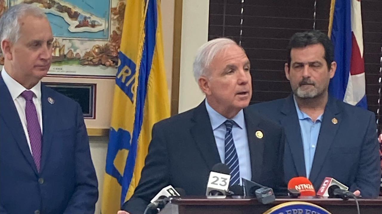Los legisladores cubanoamericanos Mario Díaz-Balart y Carlos Giménez al anunciar las medidas.