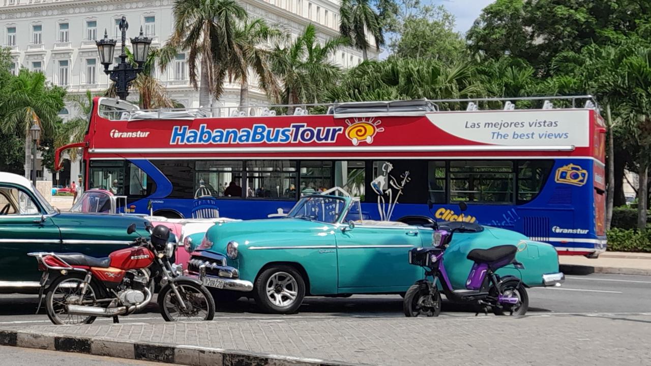 Autobus turístico en La Habana