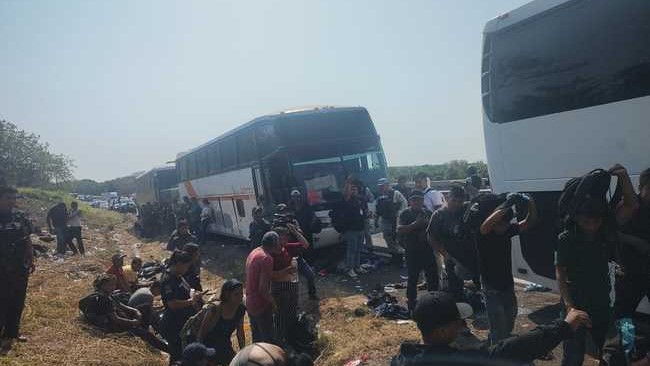 Autobuses con migrantes irregulares. 