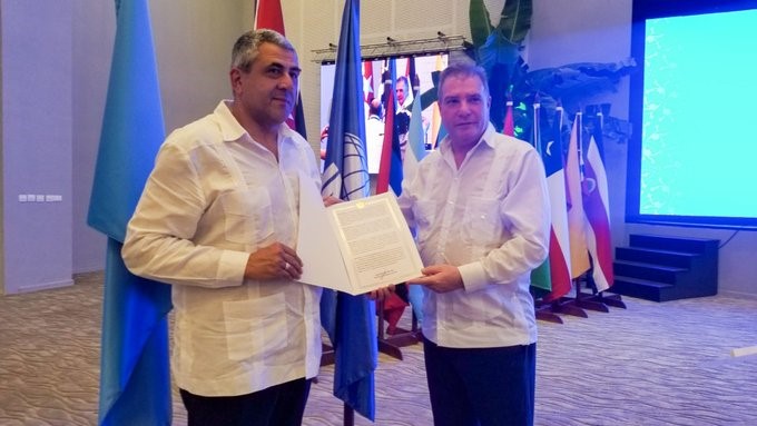 El secretario general de ONU Turismo y el ministro cubano del sector luego de firmar el código.