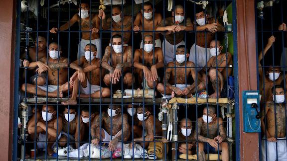 Integrantes de pandillas salvadoreñas en prisión.